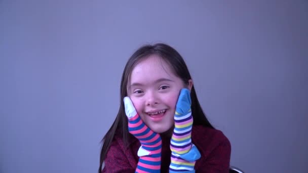 Mädchen Mit Syndrom Haben Spaß Mit Verschiedenen Socken — Stockvideo