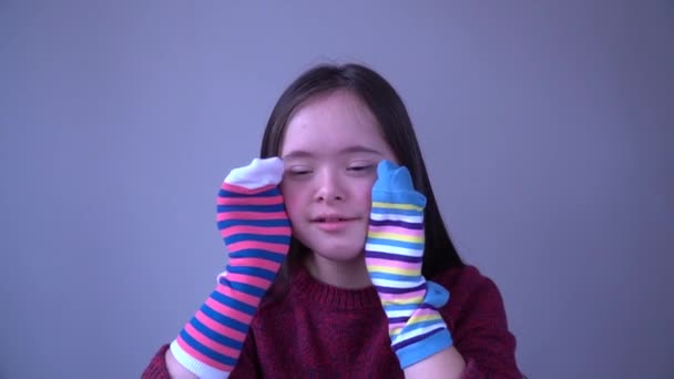 Dziewczyna Zespołem Downa Zabawy Różnych Skarpety — Wideo stockowe