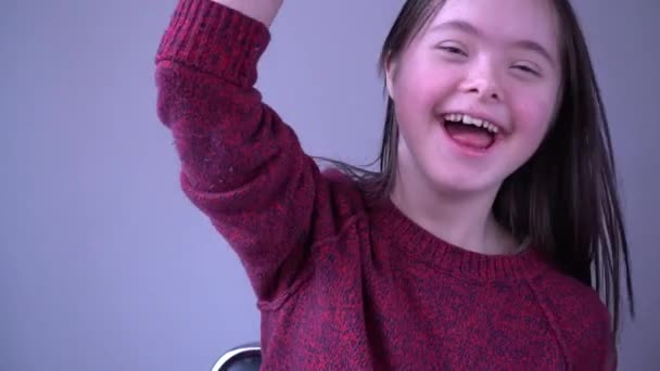 Mädchen Mit Syndrom Haben Spaß Mit Verschiedenen Socken — Stockvideo