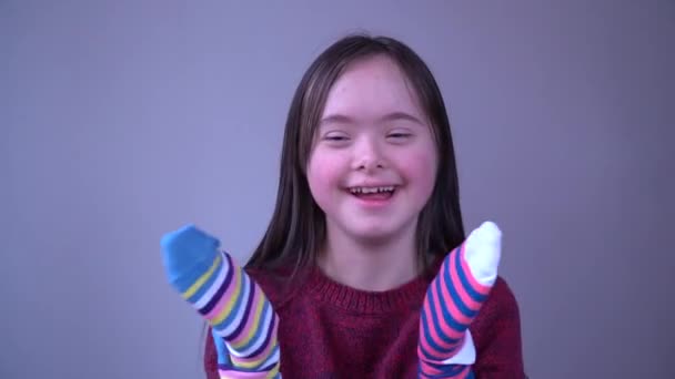 Chica Con Síndrome Divertirse Con Diferentes Calcetines — Vídeo de stock