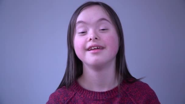Дівчина Синдромом Дауна Розважається Різними Шкарпетками — стокове відео