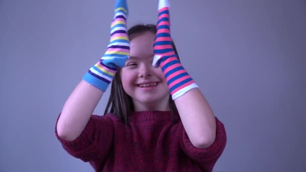 ダウン症候群の女の子異なる靴下を楽しもう — ストック動画