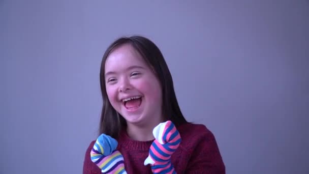 Dziewczyna Zespołem Downa Zabawy Różnych Skarpety — Wideo stockowe