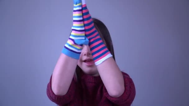 唐氏综合症女孩有不同的袜子的乐趣 — 图库视频影像