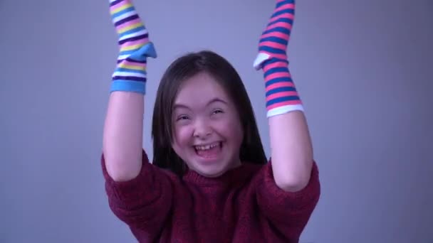 Fille Avec Syndrome Amusez Vous Avec Différentes Chaussettes — Video