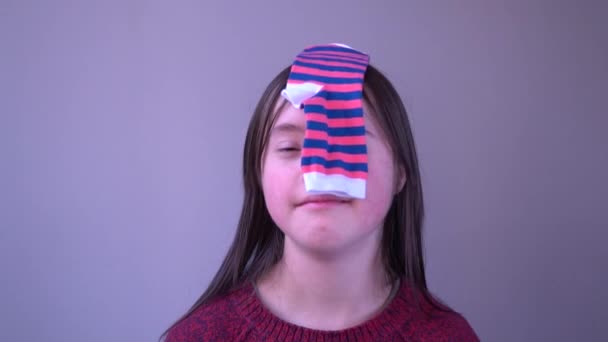 Fille Avec Syndrome Amusez Vous Avec Différentes Chaussettes — Video