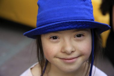 Sevimli gülümseyen down sendromu kız taksi arka plan üzerinde