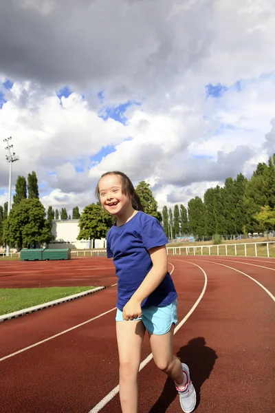 小さな女の子はスタジアムで楽しみを持っている — ストック写真