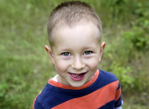 かわいい笑顔の小さな男の子の屋外 — ストック写真