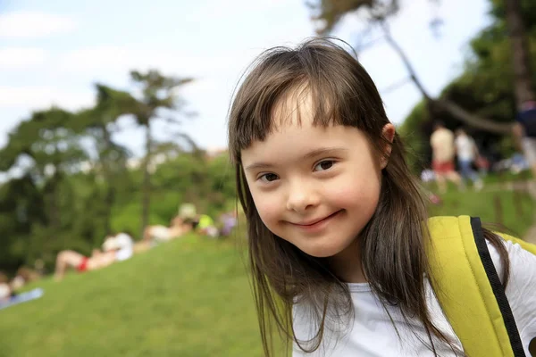Retrato Menina Sorrindo Parque — Fotografia de Stock