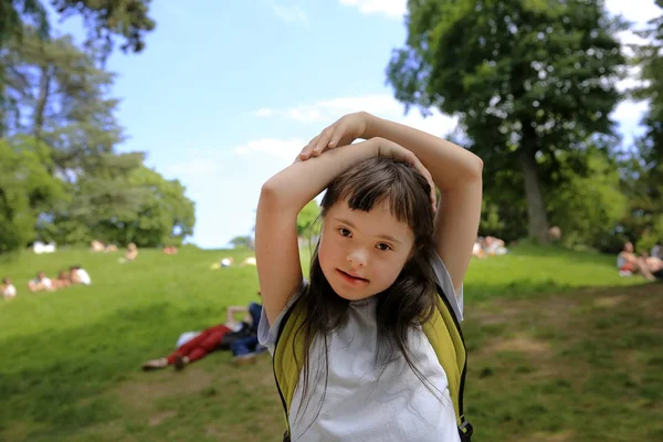 Porträtt Den Lilla Flickan Parken — Stockfoto