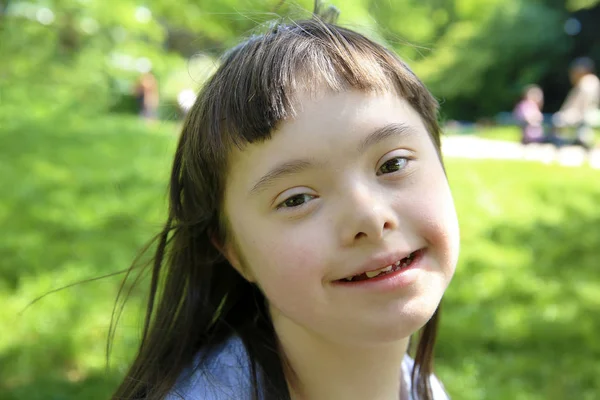 公園で笑っている少女の肖像画 — ストック写真