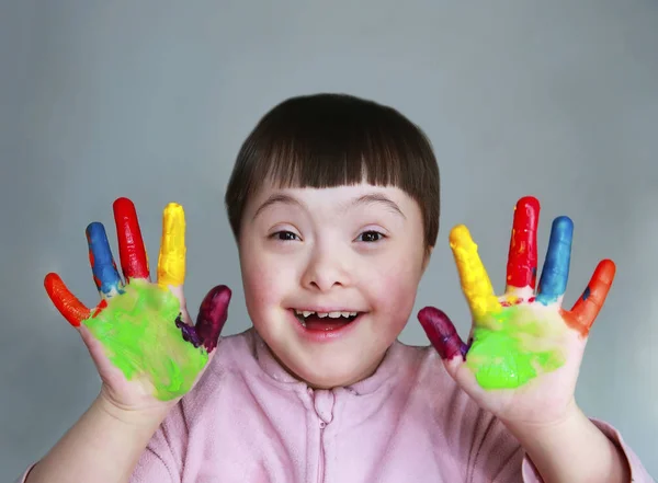Χαριτωμένο Μικρό Παιδί Ζωγραφισμένα Χέρια Απομονωμένα Γκρι Φόντο — Φωτογραφία Αρχείου