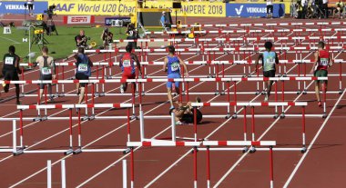 Tampere, Finlandiya, 11 Temmuz: 110 metre engelli ısıtır IAAF Dünya U20 Şampiyonası Tampere, Finlandiya için 11 Temmuz, 2018 çalışan sporcular.