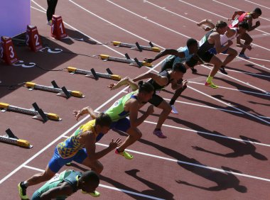 Tampere, Finlandiya, 11 Temmuz: Oscar Smith (Bah), Xin Xu (Mac), Filip Jakob Demsar (Slo), Oleksiy Ovcharenko (Ukr), Silusapho Dingiswayo (Rsa), 110 metreler Engelli ısıtır IAAF Dünya U20 Şampiyonası Tampere, Finlandiya 11 Temmuz, 2018 üzerinde.