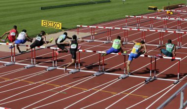 Tampere, Finlandiya, 11 Temmuz: Oscar Smith (Bah), Xin Xu (Mac), Filip Jakob Demsar (Slo), Oleksiy Ovcharenko (Ukr), Silusapho Dingiswayo (Rsa), 110 metreler Engelli ısıtır IAAF Dünya U20 Şampiyonası Tampere, Finlandiya 11 Temmuz, 2018 üzerinde.