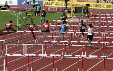 Tampere, Finlandiya, 11 Temmuz: 110 metre engelli ısıtır IAAF Dünya U20 Şampiyonası Tampere, Finlandiya için 11 Temmuz, 2018 çalışan sporcular.