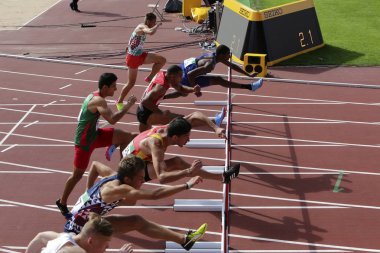 Tampere, Finlandiya, 11 Temmuz: 110 metre engelli ısıtır IAAF Dünya U20 Şampiyonası Tampere, Finlandiya için 11 Temmuz, 2018 çalışan sporcular.