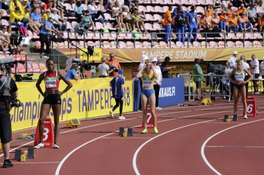 Tampere, Finlandiya, 11 Temmuz: Yasmin Giger (Sui), Maryana Shostak (Ukr), Lisa Sophie Hartmann (Ger), Solveig Vrale (Nor) 400 metreler Engelli IAAF Dünya U20 Şampiyonası Tampere, Finlandiya için üzerinde 11 Temmuz, 2018