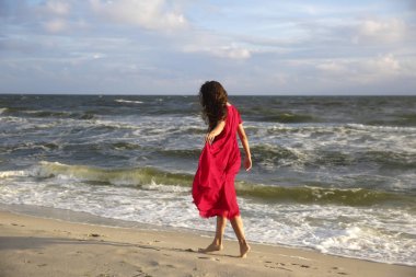 Deniz kıyısında Kırmızılı kadın