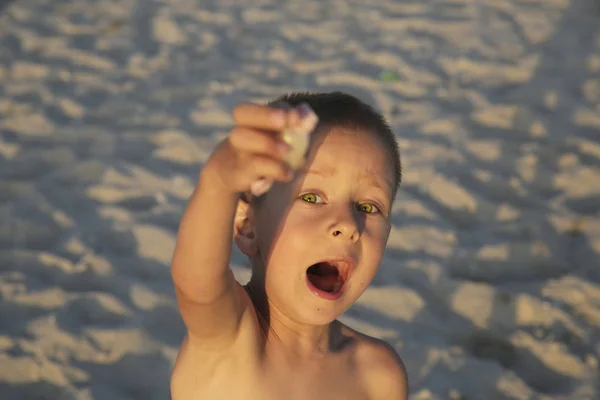 海にキャンディーがある小さな男の子 — ストック写真