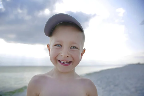 Milý Usměvavý Chlapeček Pláži Moře — Stock fotografie