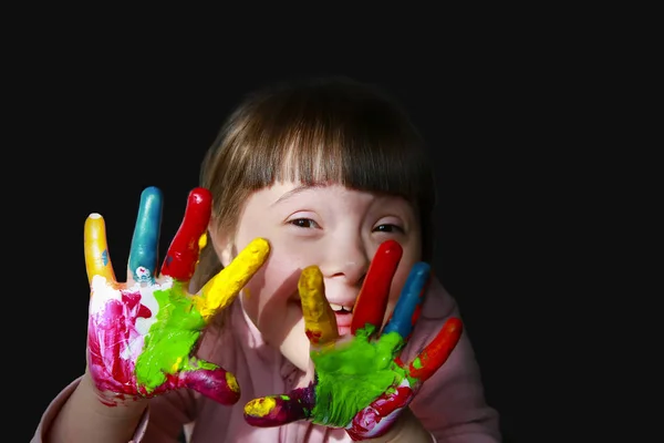 Niedliches Kleines Kind Mit Bemalten Händen Isoliert Auf Dem Schwarzen — Stockfoto