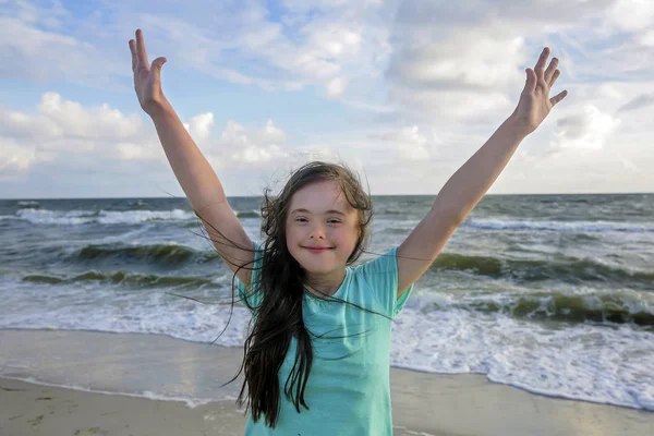 Porträtt Ner Syndrom Flicka Ler Bakgrunden Havet — Stockfoto