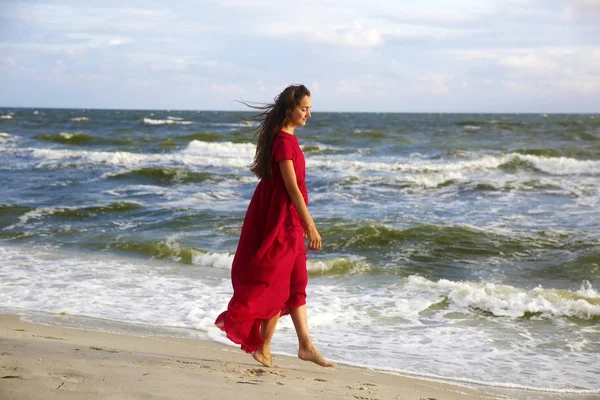 Žena Červené Barvě Pobřeží Moře — Stock fotografie