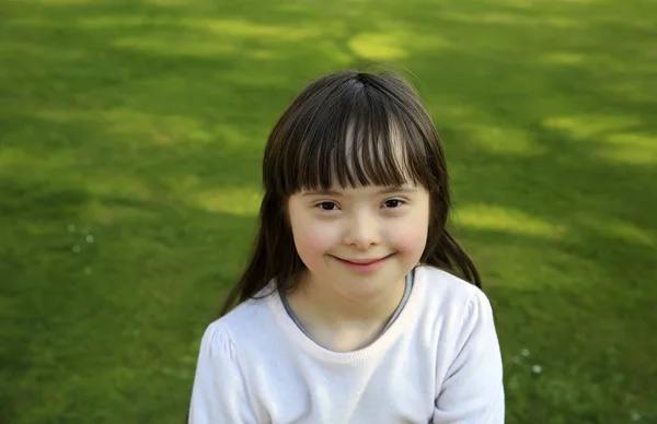 Retrato Menina Sorrindo Fora — Fotografia de Stock