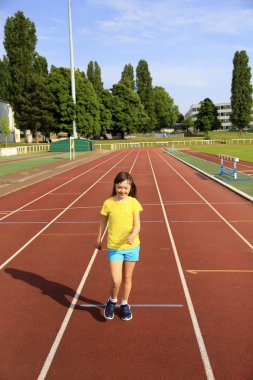 Küçük kız stadyumda iyi eğlenceler.