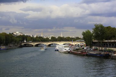 Paris Fransa'da Seine nehri ve Pont d Iena (Jena Köprüsü)