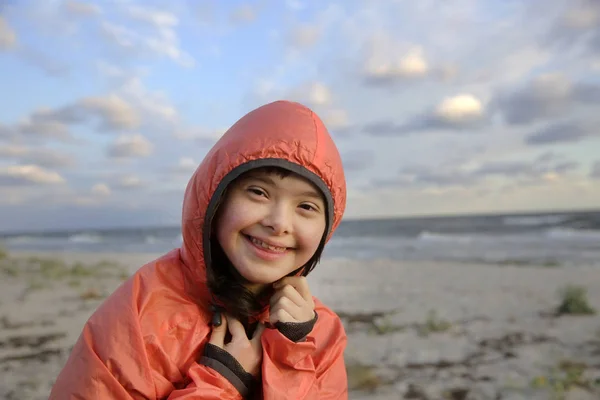 在大海背景下微笑的唐氏综合症女孩的画像 — 图库照片