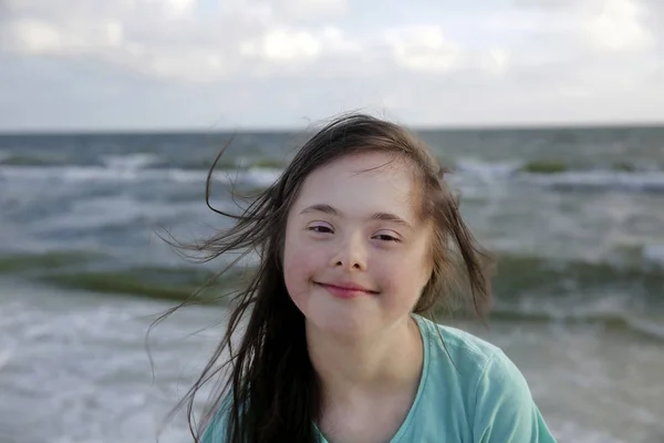 Portrait Fille Trisomique Souriant Sur Fond Mer — Photo