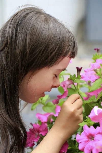 Menina Falando Com Flor — Fotografia de Stock