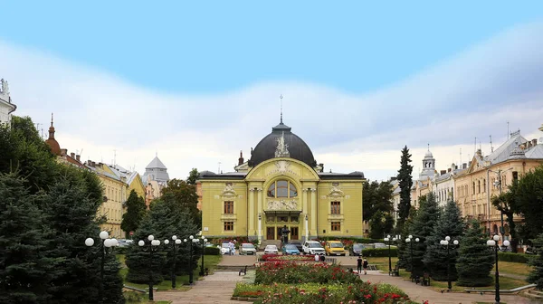 Praça do Teatro (Praça Teatralna) em Chernivtsi cidade na Ucrânia — Fotografia de Stock