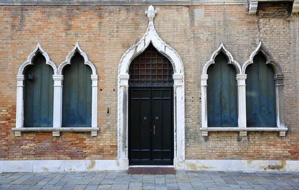 ヴェネツィア イタリアからのドアと窓 — ストック写真