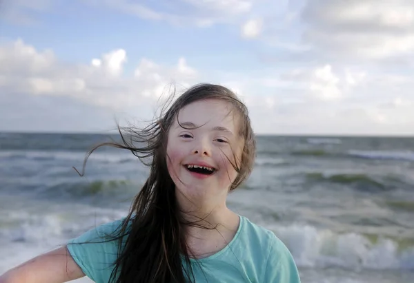 Porträtt Ner Syndrom Flicka Ler Bakgrunden Havet — Stockfoto