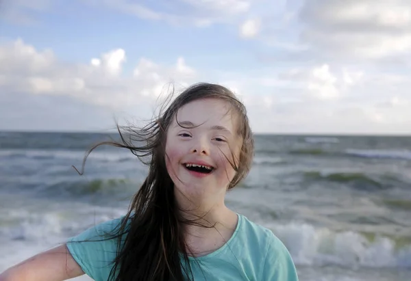 Portrait Fille Trisomique Souriant Sur Fond Mer — Photo