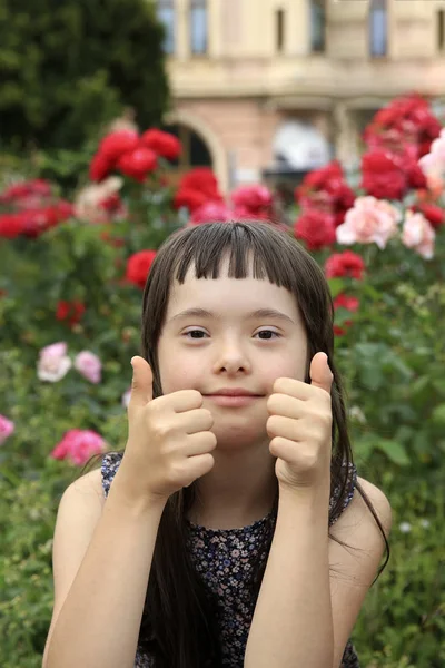 Bambina Divertirsi Nel Parco Della Città — Foto Stock