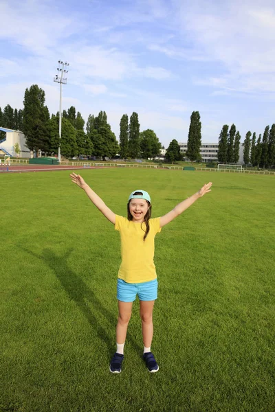 Mała Dziewczynka Baw Się Dobrze Stadionie — Zdjęcie stockowe