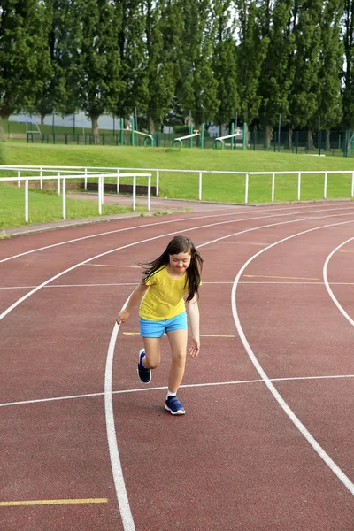 小さな女の子はスタジアムで楽しみを持っている — ストック写真