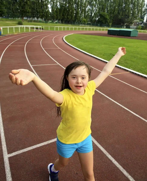 小さな女の子はスタジアムで楽しみを持っている ロイヤリティフリーのストック写真