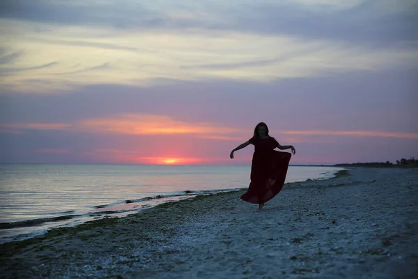 Γυναίκα Στην Ακτή Της Θάλασσας Στο Ηλιοβασίλεμα — Φωτογραφία Αρχείου