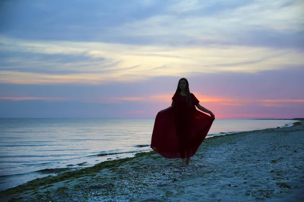 Femme Sur Côte Mer Coucher Soleil — Photo