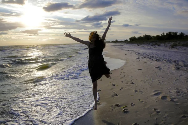 Femme Sur Côte Mer Coucher Soleil — Photo