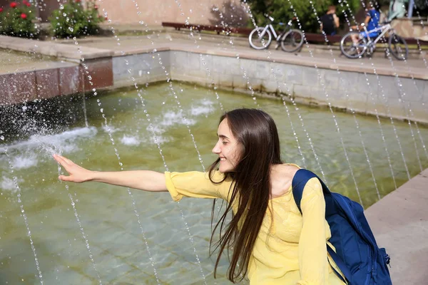 Hermosa Chica Relajándose Con Una Fuente —  Fotos de Stock