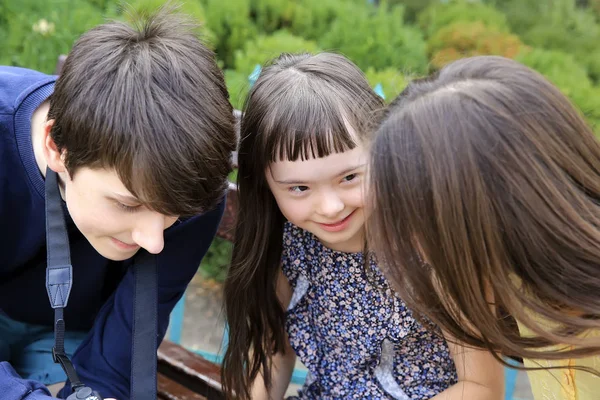 Gelukkige Familie Momenten Het Park Rechtenvrije Stockafbeeldingen