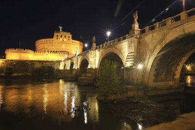 Castel St. Angelo ve St. Angelo Köprüsü gece Roma, İtalya