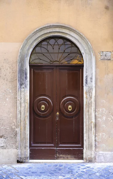 Старая итальянская винтажная дверь — стоковое фото